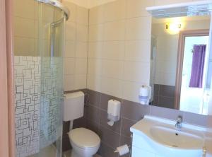 Ένα μπάνιο στο Apartmani Morango +37 φωτογραφίες