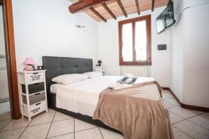 a bedroom with a large white bed and a window at Guest House Formigine in Formigine