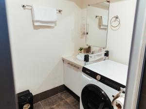 ein Badezimmer mit Waschmaschine und Waschbecken in der Unterkunft Hannah's Place in Davao City