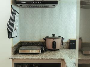 einen langsamen Herd auf einer Theke in einer Küche in der Unterkunft Hannah's Place in Davao City + 10 Fotos