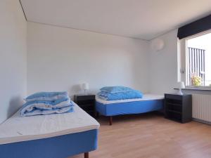 een kamer met twee bedden en een raam bij Holiday Home Spase - 250m to the fjord by Interhome in Nakskov +23 foto's
