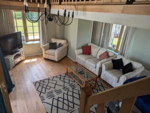 Ruang duduk di Vineyard Villa with Pool and Hot Tub