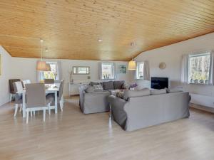 TV a/nebo společenská místnost v ubytování Holiday Home Kia - 80m from the sea by Interhome