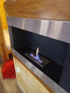 une cheminée avec une bougie au milieu dans l'établissement Romantyczny Zakątek z Jacuzzi Duo, à Ustrzyki Dolne