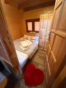 Cette petite chambre comprend un lit dans une cabine. dans l'établissement Romantyczny Zakątek z Jacuzzi Duo, à Ustrzyki Dolne