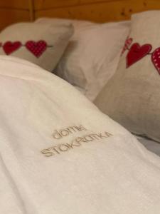 un lit avec deux oreillers avec des cœurs dessus dans l'établissement Romantyczny Zakątek z Jacuzzi Duo, à Ustrzyki Dolne