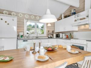 Köök või kööginurk majutusasutuses Holiday Home Lamberthus - 600m from the sea by Interhome +17 fotot