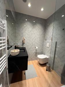 Bilik mandi di Sea View Apartment 1 minute to the Beach