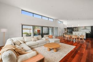 ein Wohnzimmer mit Sofa und Tisch in der Unterkunft Malabar Retreat by Ready Set Stay in Cowes