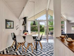 ロービュにあるHoliday Home Truls - 800m from the sea by Interhomeのテーブルと椅子のあるダイニングルーム +22枚の写真