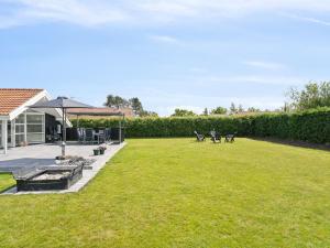 Κήπος έξω από το Holiday Home Dyrken - 200m from the sea by Interhome