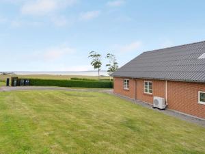 ファーボにあるApartment Ringulf - 350m from the sea by Interhomeの赤レンガ造りの家