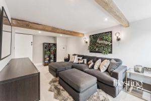 ein Wohnzimmer mit Sofa und Tisch in der Unterkunft Willowbrook Cottage - 3 Bed Countryside Escape in Warborough