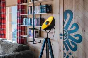 een lamp voor een boekenplank met boeken bij Wygodno in Szlembark