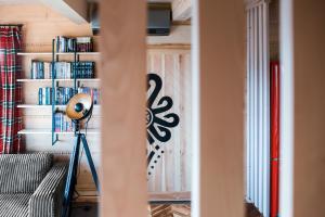 een kamer met een boekenplank met boeken bij Wygodno in Szlembark