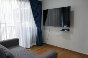 Ban Pra DokにあるCondo Caesar's Suite Koratのソファと薄型テレビのあるリビングルーム