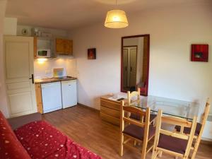 a living room with a table and a kitchen at Orelle 3 Vallées - 2 pièces 3 personnes in Orelle +1 photo