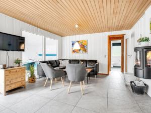 TV a/nebo společenská místnost v ubytování Holiday Home Sverker - 300m from the sea by Interhome