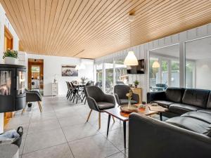 Posezení v ubytování Holiday Home Sverker - 300m from the sea by Interhome