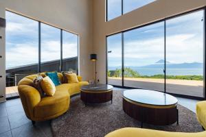 沼津市にある富士青藍のリビングルーム(黄色の家具、大きな窓付)