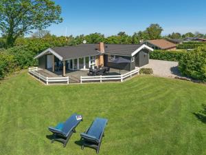 O grădină în afara Holiday Home Kajana - 400m from the sea by Interhome