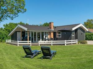 O grădină în afara Holiday Home Kajana - 400m from the sea by Interhome