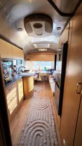 Una cocina de RV con una alfombra en el suelo. en Bieszczadzki Airstream, en Wetlina