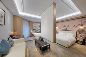 Katil atau katil-katil dalam bilik di Floral Luxury Hengdian Jiuqilu B&B