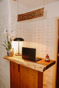a desk with a laptop computer on top of it at Karczma Rzym Bydgoszcz S5 in Bydgoszcz +12 photos