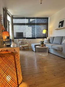 a living room with a couch and a table at MySchluchseehome Gemütliche Ferienwohnung mit Südbalkon und Pool im Haus in Schluchsee