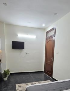 Μια τηλεόραση ή/και κέντρο ψυχαγωγίας στο Cozy Studio in Gurgaon - Premium Location