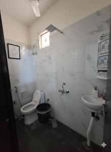 Ένα μπάνιο στο Cozy Studio in Gurgaon - Premium Location