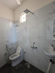 Ένα μπάνιο στο Cozy Studio in Gurgaon - Premium Location