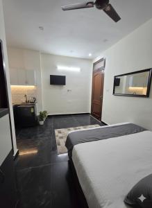 Ένα ή περισσότερα κρεβάτια σε δωμάτιο στο Cozy Studio in Gurgaon - Premium Location