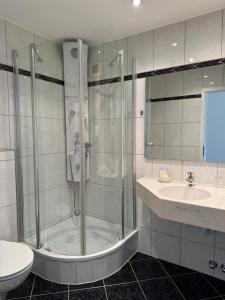 ObrigheimにあるApartmenthaus Wilder Mannのシャワー、洗面台、トイレ付きのバスルーム +57枚の写真