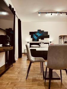 una camera da letto con un letto, un tavolo e delle sedie di Elene Suites Boutique a Palermo