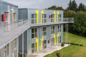 比特亨巴赫Worriken的阳台,享有大楼外部景色