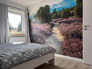 1 dormitorio con un mural de pared de un jardín en Wacholderweg, Ferienhaus, en Schneverdingen