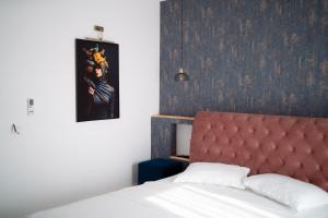 a bedroom with a bed with a red headboard at Complex Chitu, Odihna, Camere Cozy si Cazino in Izbiceni