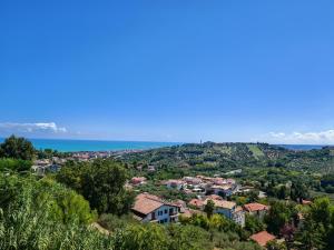 a view of a town with the ocean in the background at Sui Generis Montesilvano Colle in Montesilvano