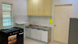 Η κουζίνα ή μικρή κουζίνα στο Damansara Comfort Homestay +7 φωτογραφίες