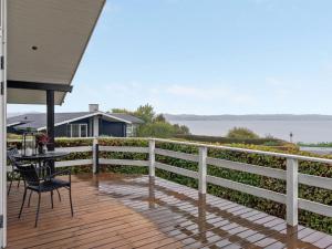 BroagerにあるHoliday Home Nica - 100m from the sea by Interhomeの白いフェンス、テーブルと椅子付きのデッキ +31枚の写真