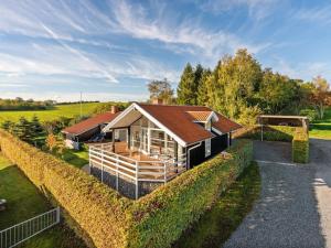 BroagerにあるHoliday Home Nica - 100m from the sea by Interhomeの塀付き畑中の家