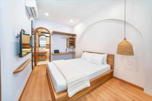 Un dormitorio con una cama y una pequeña cocina. en Êm Stay, en Da Nang