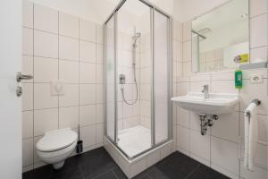 Ένα μπάνιο στο Hotel CampusZwei Komfortable Doppelzimmer & Apartments mit Küche Zentral in Ludwigsburg ideal für Business & Langzeitaufenthalte optional mit Frühstück +16 φωτογραφίες