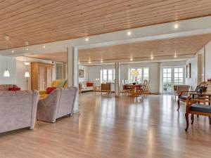 un salon avec des canapés et une salle à manger dans l'établissement Holiday Home Joran - 120m from the sea by Interhome, à Tranekær 28 autres photos