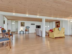 un salon avec des canapés, des chaises et une table dans l'établissement Holiday Home Joran - 120m from the sea by Interhome, à Tranekær