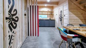 een keuken met een rood-witte schuurdeur in een hut bij Wygodno in Szlembark