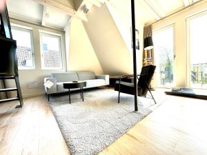 a living room with a couch and a rug at KajüteSieben in Sankt Peter-Ording +8 photos