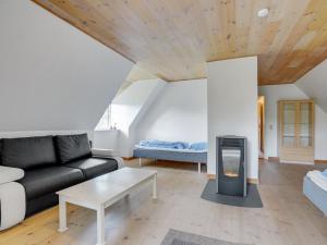 un soggiorno con un divano nero e un tavolo di Holiday Home Knut - 10km from the sea by Interhome a Højer Altre 22 foto